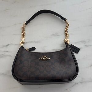 Coach Teri Shoulder Bag In Signature Leather